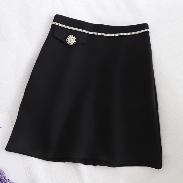 Stílusos női szoknya fekete-fehér színben, magas derékkal és gombokkal