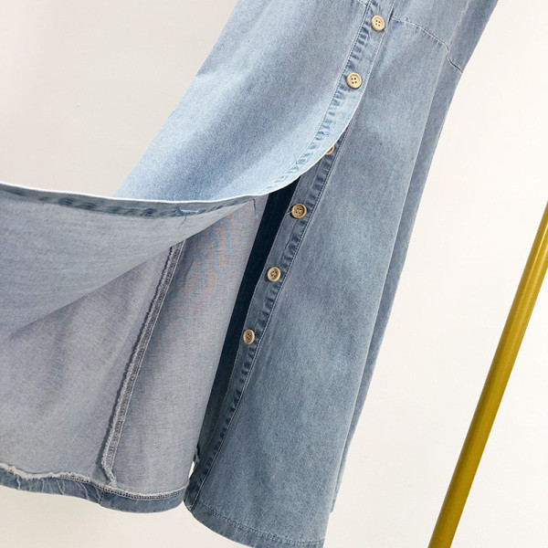 Új modell nyári ruha kék pántokkal és gombokkal