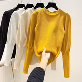 Női téli pulóver szalaggal a hátán és széles ujjakkal fehér, fekete, sárga és fekete színben