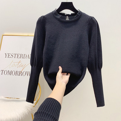 Női téli pulóver szalaggal a hátán és széles ujjakkal fehér, fekete, sárga és fekete színben