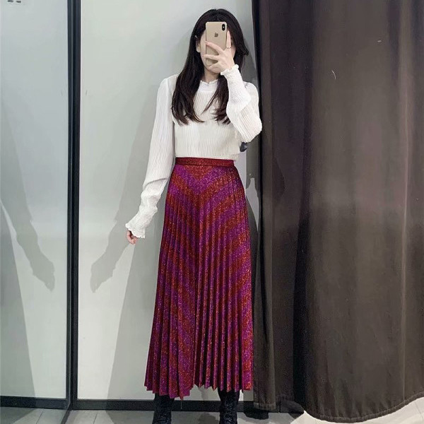 Hosszú, modern rakott szoknya lila színben, fényes hatással