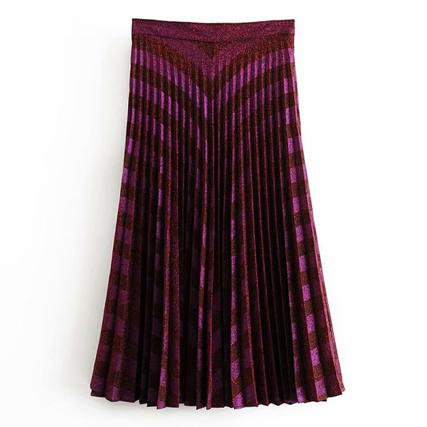 Hosszú, modern rakott szoknya lila színben, fényes hatással