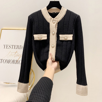 Női téli mellény fekete, piros és bézs gombokkal