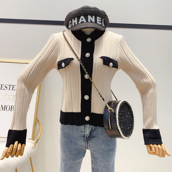 Női téli mellény fekete, piros és bézs gombokkal