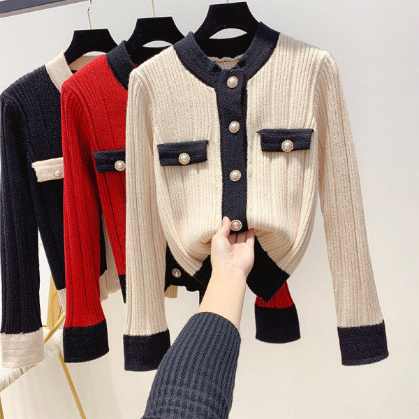 Női téli mellény fekete, piros és bézs gombokkal