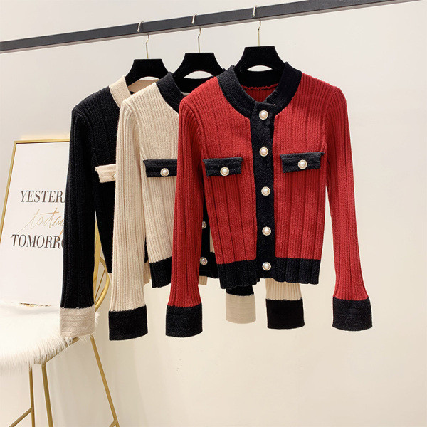 Női téli mellény fekete, piros és bézs gombokkal