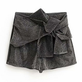 Modern rövidnadrág szürke szalaggal és cipzárral