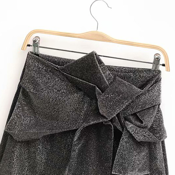 Modern rövidnadrág szürke szalaggal és cipzárral