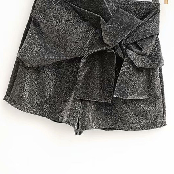 Modern rövidnadrág szürke szalaggal és cipzárral