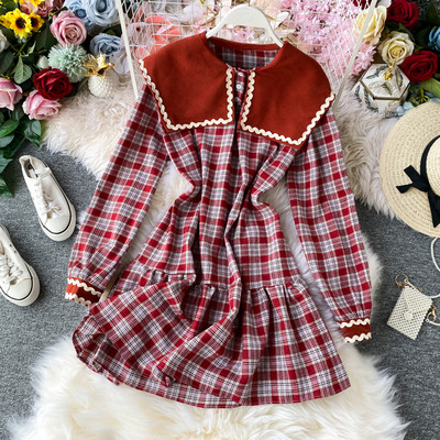 Női alkalmi kockás ruha ovális nyakkivágással, fekete és piros színben