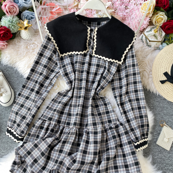 Női alkalmi kockás ruha ovális nyakkivágással, fekete és piros színben