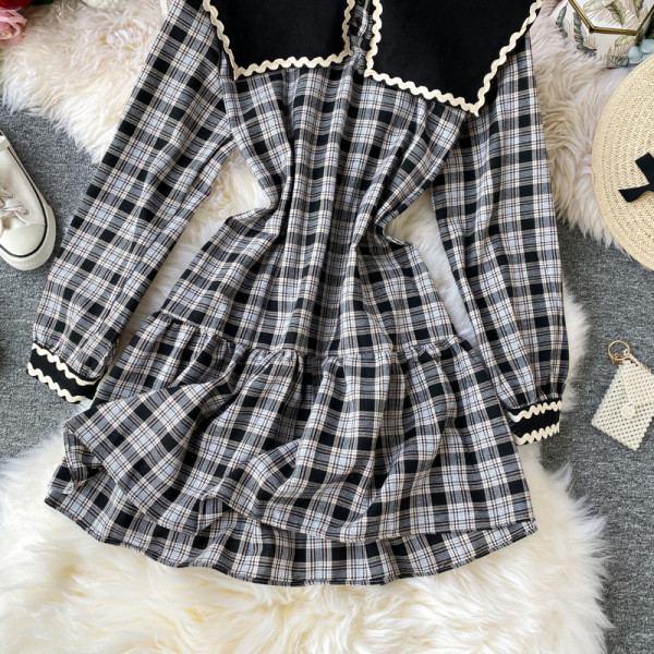 Női alkalmi kockás ruha ovális nyakkivágással, fekete és piros színben