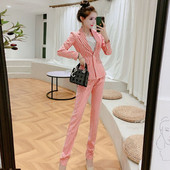 Costum de primavara model nou confectionat din jacheta cu dungi si pantaloni cu talie inalta in roz