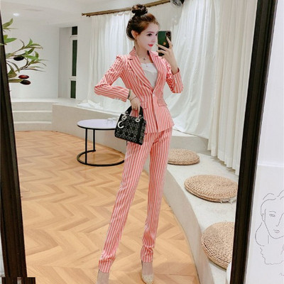 Costum de primavara model nou confectionat din jacheta cu dungi si pantaloni cu talie inalta in roz