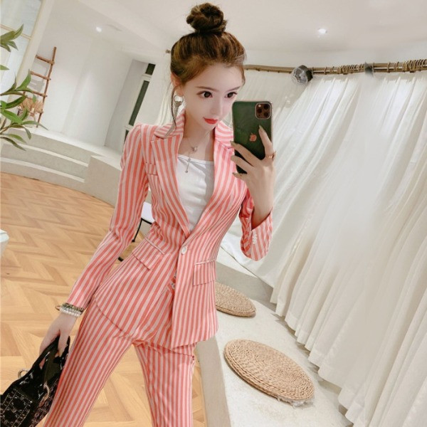 Costum de primavara model nou confectionat din jacheta cu dungi si pantaloni cu talie inalta in roz