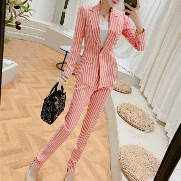 Costum de primavara model nou confectionat din jacheta cu dungi si pantaloni cu talie inalta in roz