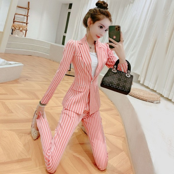 Costum de primavara model nou confectionat din jacheta cu dungi si pantaloni cu talie inalta in roz