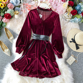 Modern női ruha hosszú ujjal és magas bársonygallérral barna, kék, bordó és fekete színben