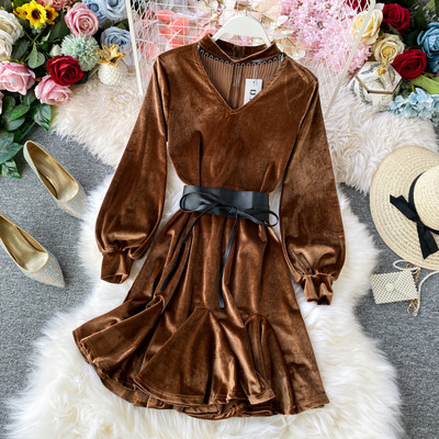 Modern női ruha hosszú ujjal és magas bársonygallérral barna, kék, bordó és fekete színben