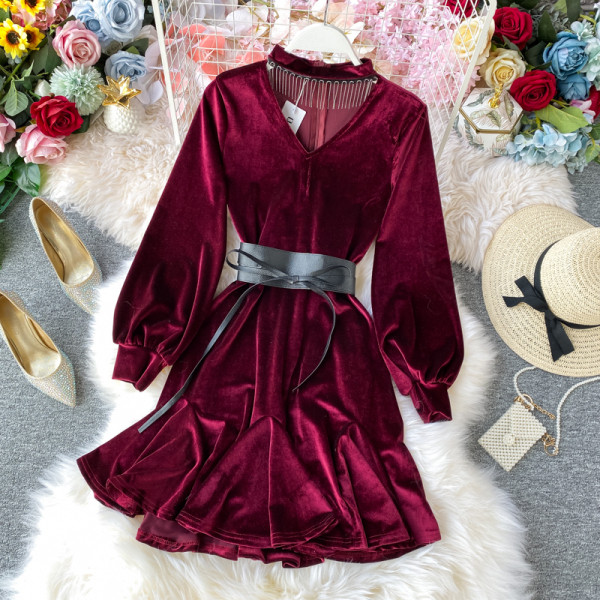 Modern női ruha hosszú ujjal és magas bársonygallérral barna, kék, bordó és fekete színben