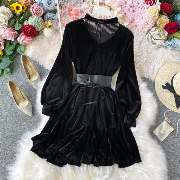 Modern női ruha hosszú ujjal és magas bársonygallérral barna, kék, bordó és fekete színben