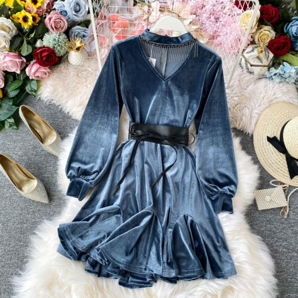 Modern női ruha hosszú ujjal és magas bársonygallérral barna, kék, bordó és fekete színben