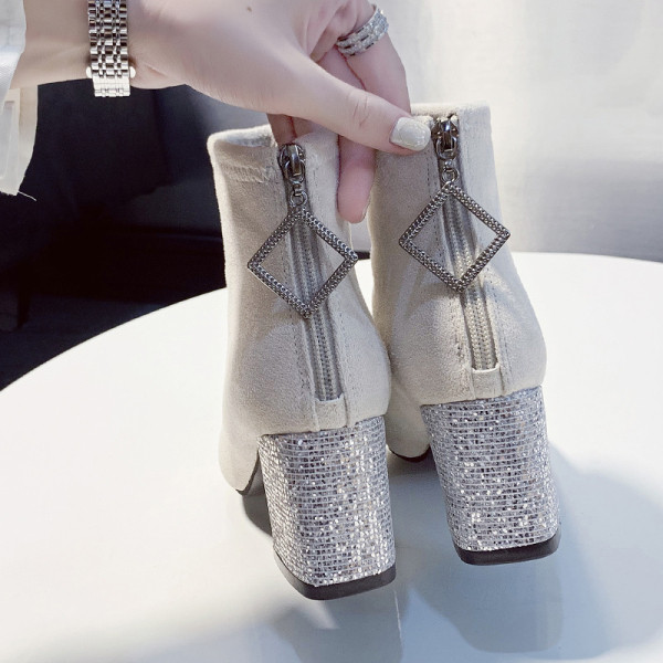 Stílusos női csizma fényes sarokkal és cipzárral - hegyes modell fekete, fehér és bézs színben