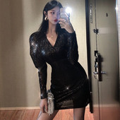 Rochie scurtă modernă cu decolteu în V și mâneci bufante în negru și argintiu cu paiete