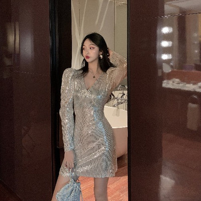 Rochie scurtă modernă cu decolteu în V și mâneci bufante în negru și argintiu cu paiete