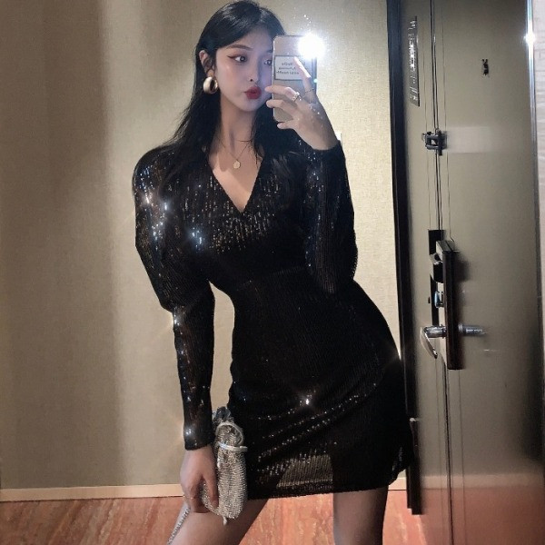 Rochie scurtă modernă cu decolteu în V și mâneci bufante în negru și argintiu cu paiete