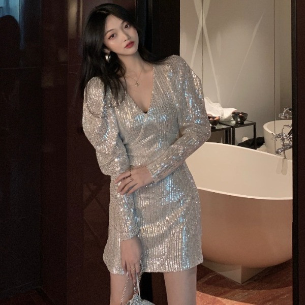 Rochie scurtă modernă cu decolteu în V și mâneci bufante în negru și argintiu cu paiete