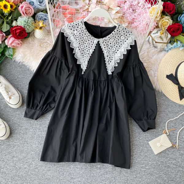 Cămașă modernă de damă cu guler din dantelă și mâneci lungi în alb și negru