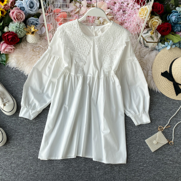 Cămașă modernă de damă cu guler din dantelă și mâneci lungi în alb și negru