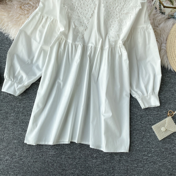 Cămașă modernă de damă cu guler din dantelă și mâneci lungi în alb și negru