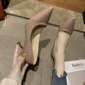 Stílusos női cipő hegyes modell fényes hatású vékony sarokkal arany, ezüst és rózsaszín színben