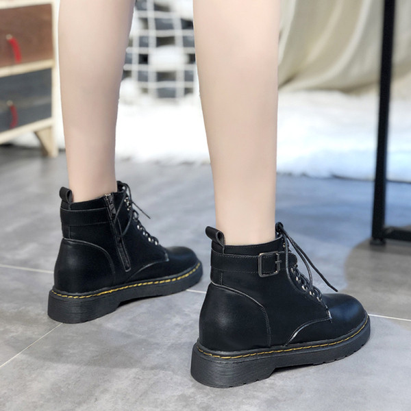 Női bőr téli csizma lapos talppal, fekete színben