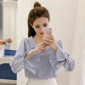 Női alkalmi csíkos ing klasszikus gallérral és kék színű csipkeujjakkal