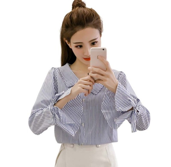 Női alkalmi csíkos ing klasszikus gallérral és kék színű csipkeujjakkal