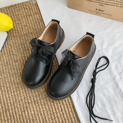 Alkalmi női bőrcipő lapos talppal és szalaggal, fekete-fehér hímzéssel - két modell