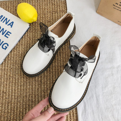 Alkalmi női bőrcipő lapos talppal és szalaggal, fekete-fehér hímzéssel - két modell