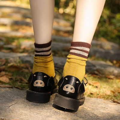 Alkalmi női bőrcipő lapos talppal és szalaggal, fekete-fehér hímzéssel - két modell