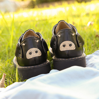 Alkalmi női bőrcipő lapos talppal és szalaggal, fekete-fehér hímzéssel - két modell