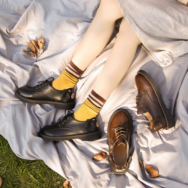 Alkalmi női bőrcipő lapos talppal és szalaggal, fekete-fehér hímzéssel - két modell