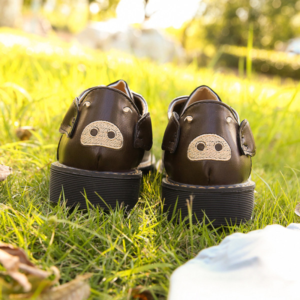 Alkalmi női bőrcipő lapos talppal és szalaggal, fekete-fehér hímzéssel - két modell