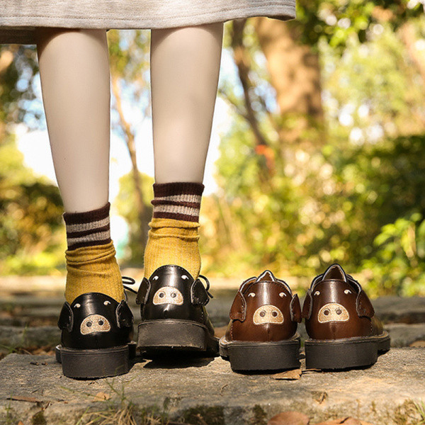 Alkalmi női bőrcipő lapos talppal és szalaggal, fekete-fehér hímzéssel - két modell