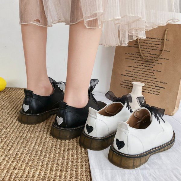 Alkalmi női bőrcipő lapos talppal és szalaggal, fekete-fehér hímzéssel - két modell