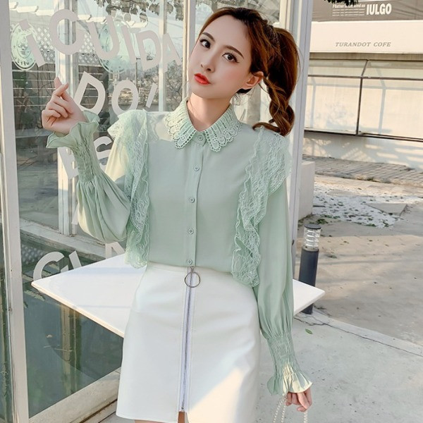 Modern női ing fehér, zöld és fekete színben, fürtökkel és csipkegallérral