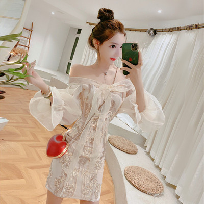 Modern testre szabott csipkeruha csupasz vállakkal és tüll ujjú fehér színben