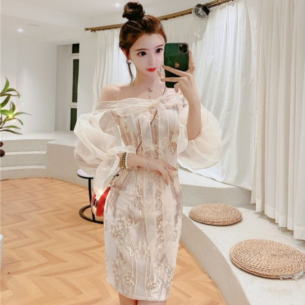 Modern testre szabott csipkeruha csupasz vállakkal és tüll ujjú fehér színben