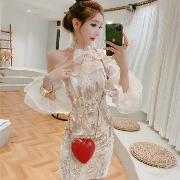 Modern testre szabott csipkeruha csupasz vállakkal és tüll ujjú fehér színben